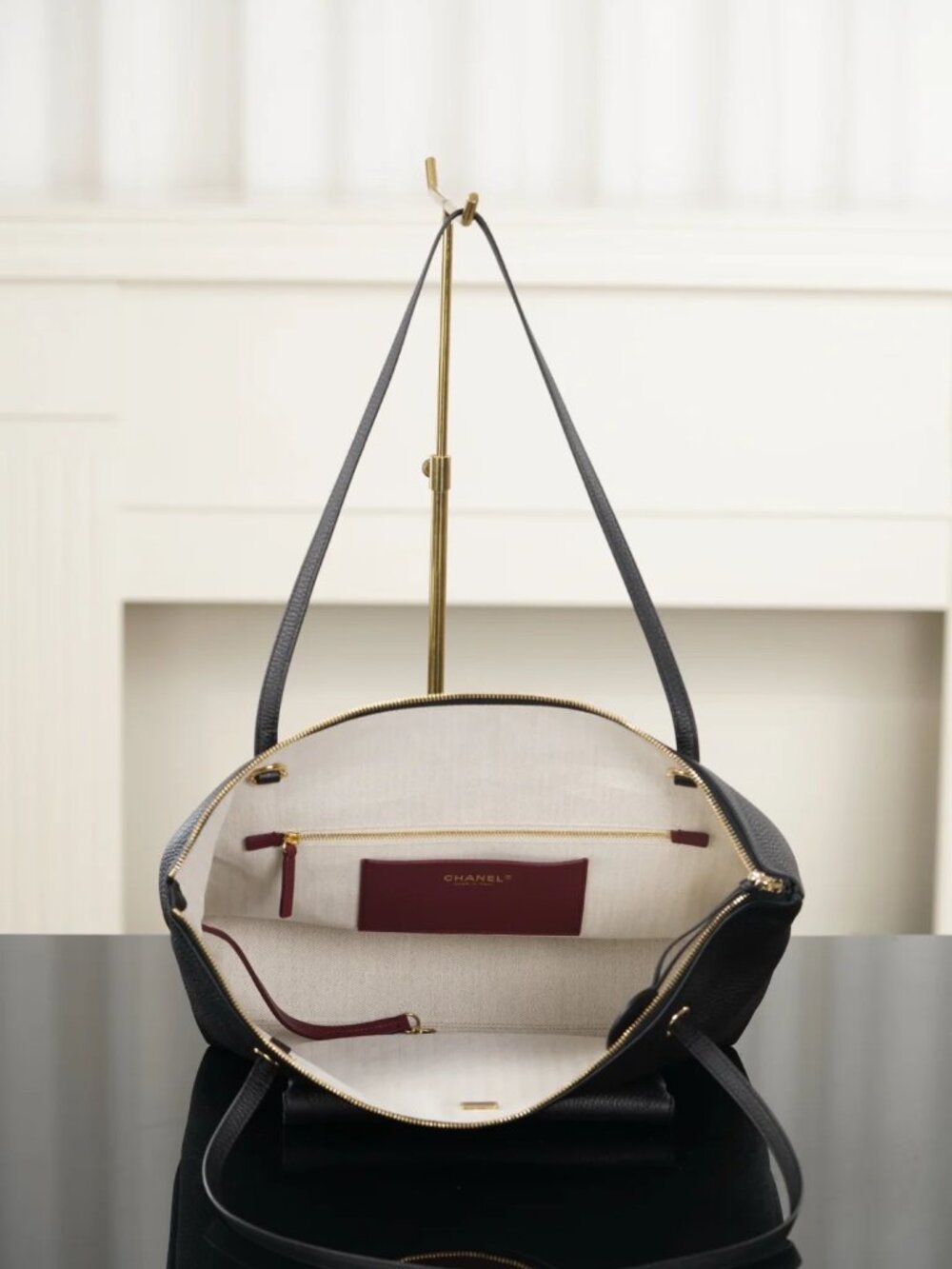 Classic CHANEL Bags: A Stylish and Versatile Choice for Elegance - Picture 3 of 6